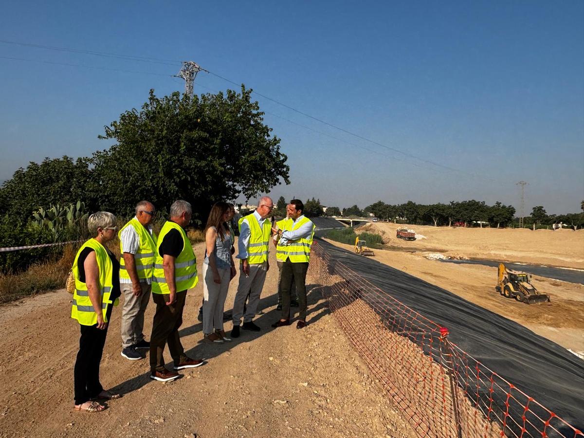 Miembros de la corporación municipal y varias juntas municipales visitaron este lunes las obras de restauración del meandro del Vivillo.
