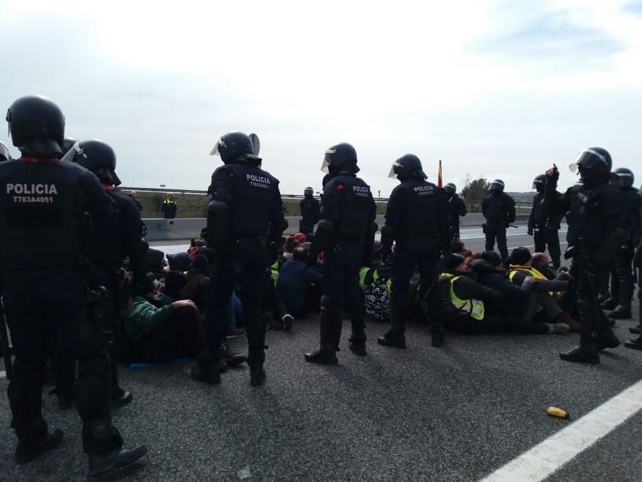 Els Mossos desallotgen els manifestants de l'AP-7