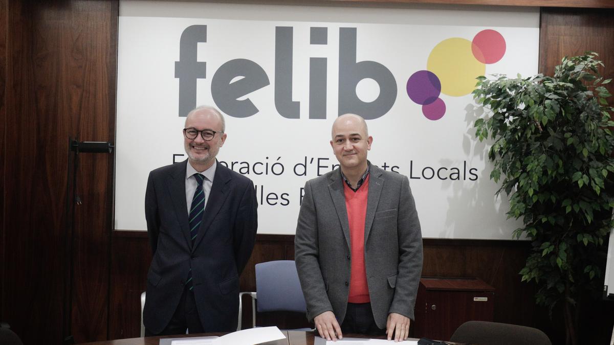 Martí Ribas y Antoni Salas, tras firmar el acuerdo de suministro energético a los ayuntamientos.