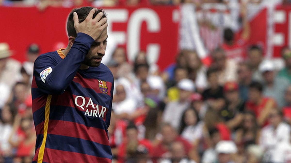 Piqué se lamenta durante el partido entre el Barça y el Sevilla disputado este sábado en el Sánchez Pizjuán