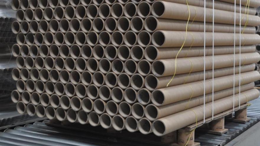Un palet sujeta una gran cantidad de tubos de madera. | LEVANTE-EMV
