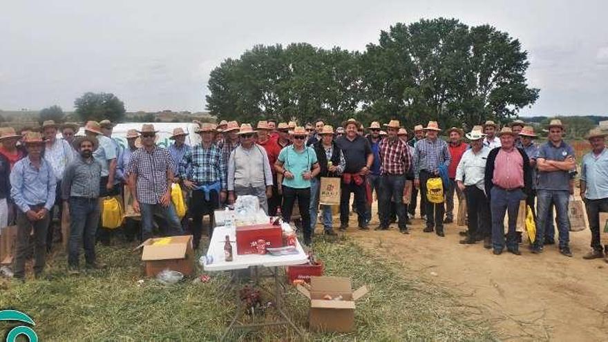 Agricultores que visitaron los campos de ensayo de la Cooperativa Cobadu.