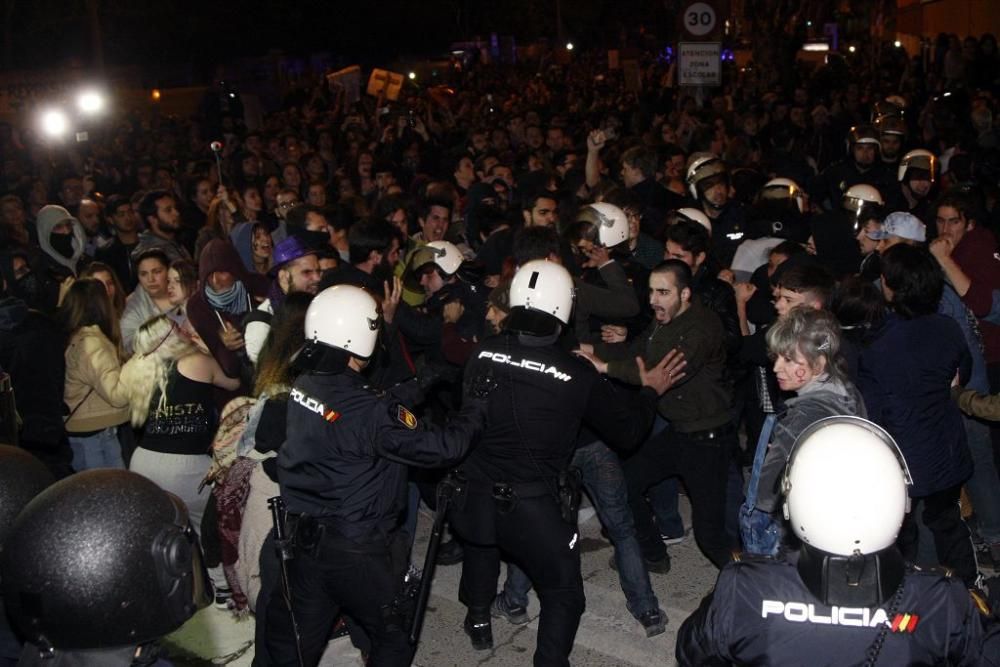 Seis policías heridos en los altercados en las vías del 8 de Marzo