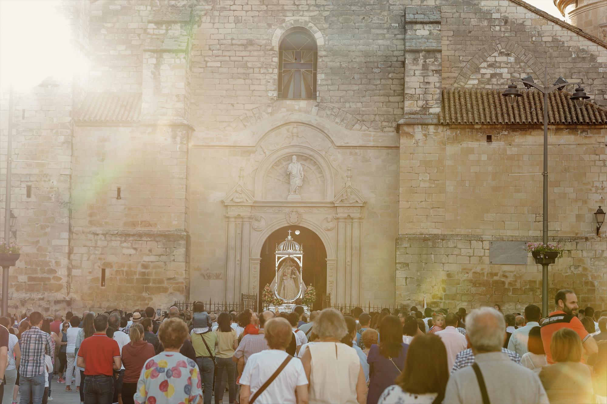 Lucena acompaña a la Virgen de Araceli a su santuario