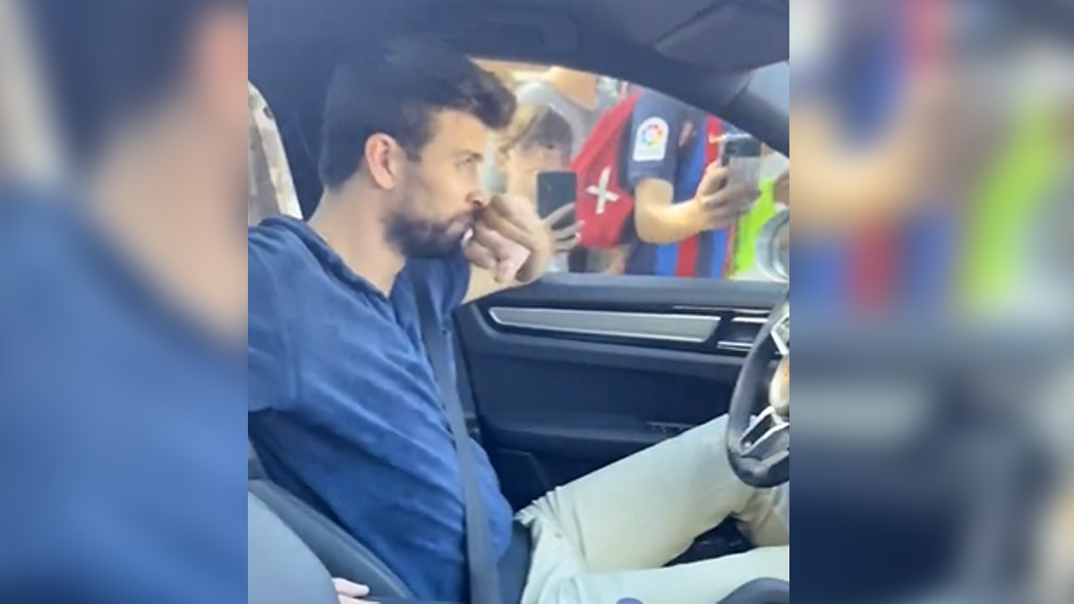 Piqué escuchando a Shakira en el coche Piqué escuchando a Shakira en el coche
