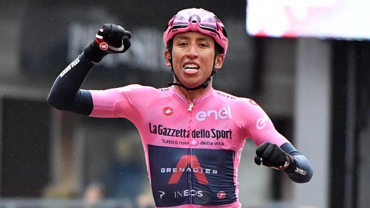 Egan Bernal celebra su victoria en Cortina d&#039;Ampezo.