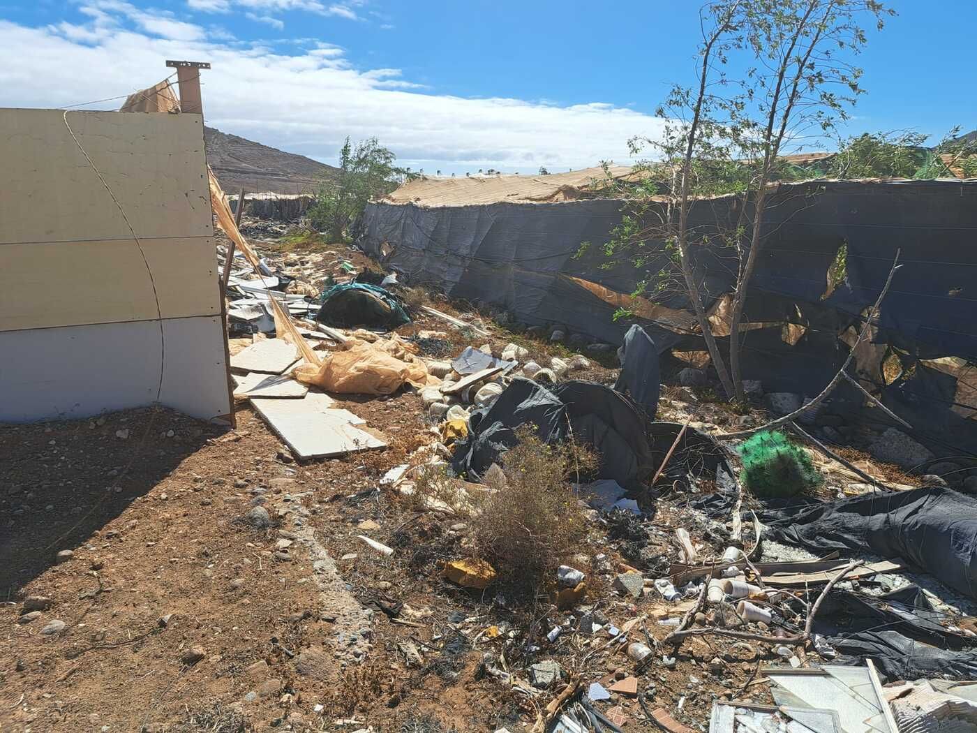 Vertidos ilegales en la urbanización Oasis de Vargas, en Agüimes