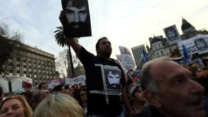 Un manifestante sostiene la foto de Santiago Maldonado, manifestante desaparecido durante unas protestas de apoyo a los indios mapuches. 