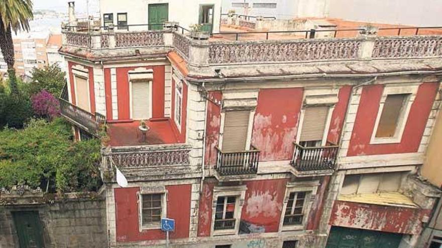 Fachada vista desde la calle Romil del palacete construido por el arquitecto y que en la época tenía vistas al monte de O Castro.  // Fotografías: Jorge Santomé