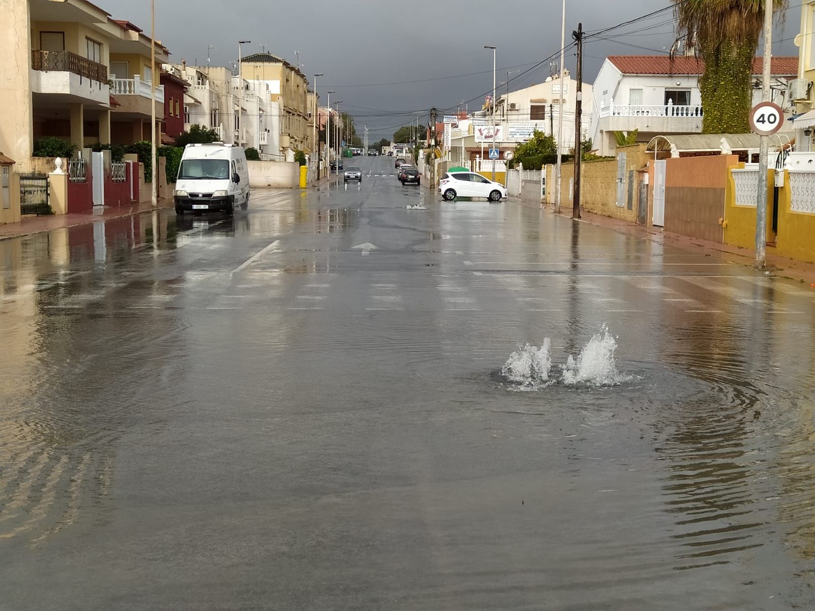 La lluvia cae con fuerza en Torrevieja y Orihuela Costa