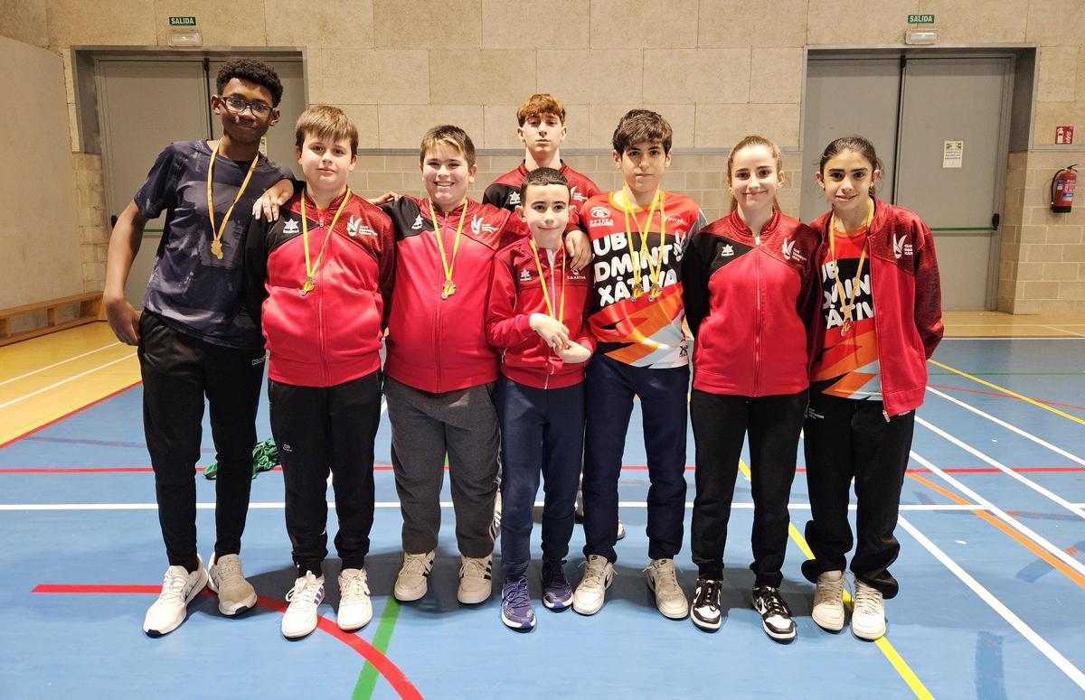 Deportistas del CB Xàtiva con las medallas conseguidas.