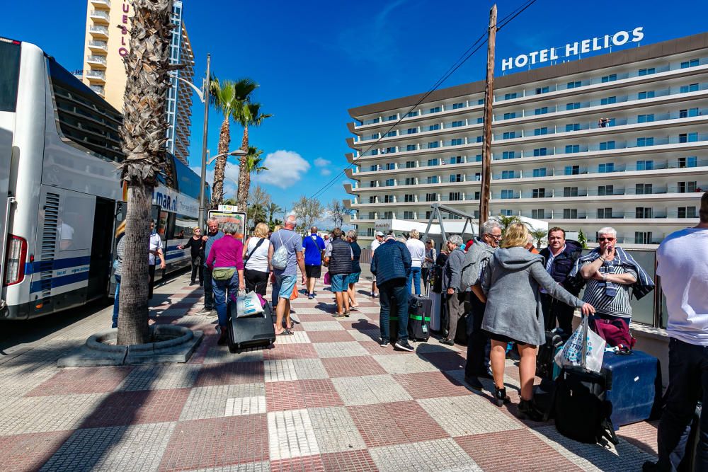 Estea es la situación en Benidorm: playas cerradas, turistas comprando alcohol y grandes colas esperando a los buses