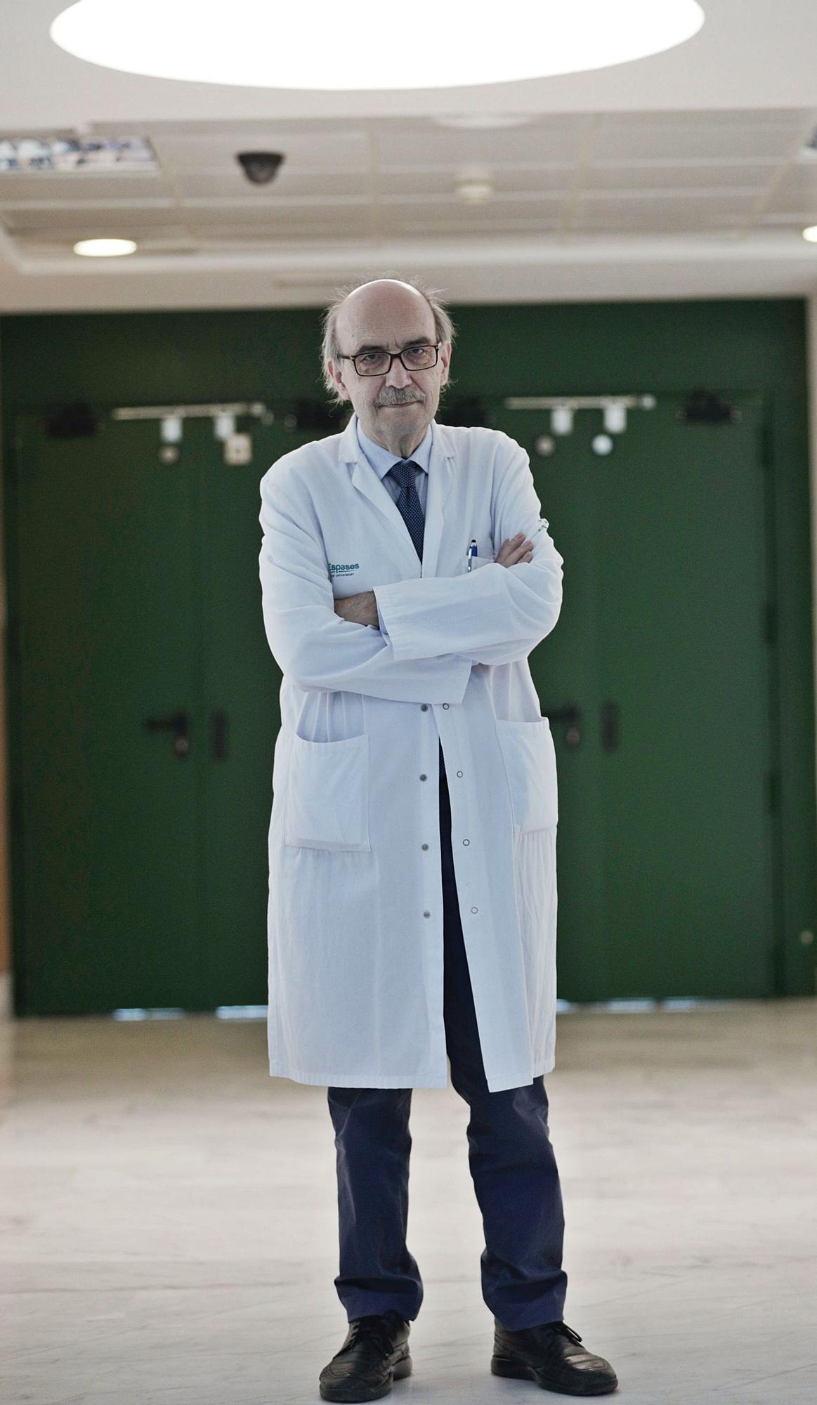 El doctor Oriol Bonnín, que ha operado a miles de mallorquines, posando ayer en un pasillo de Son Espases. |  M.MIELNIEZUK