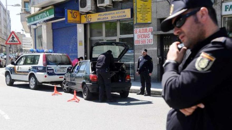 Agentes de la Policía Nacional registran un coche durante este dispositivo de seguridad. // Gustavo Santos