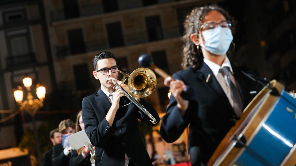 Búscate en el primer día de la ofrenda por la Calle Caballeros de las 21:00 a las 22:00