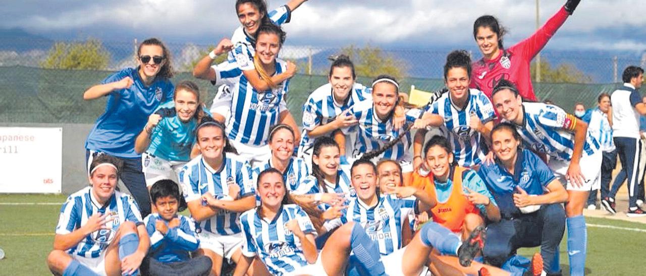 Plantilla del Atlético Baleares femenino que festeja el triunfo ante el Son Sardina, victoria que le coloca en la cuarta plaza.