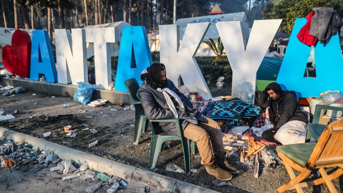 Personas que han perdido sus casas, descansan en tiendas de campaña tras el fuerte terremoto en Hatay, Turquía, el 11 de febrero de 2023.