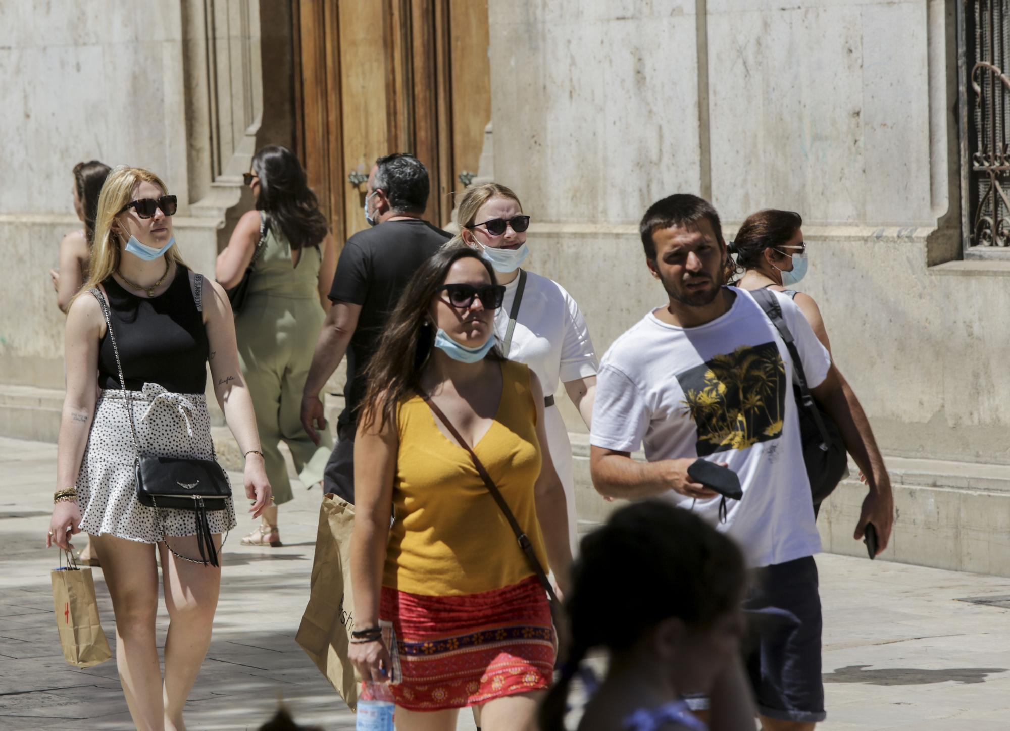 Valencia no se quita la mascarilla en plena calle