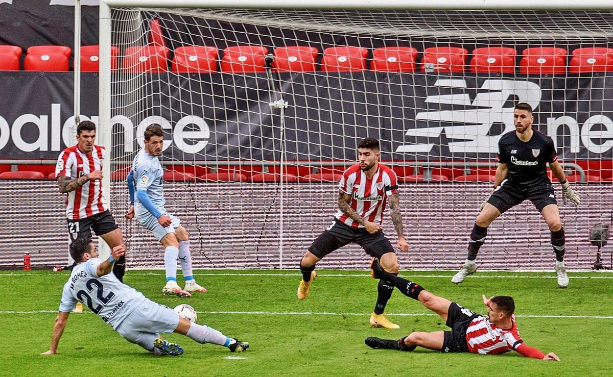 Maxi Gómez intentaconectar un remate anteel Athletic Club. efe