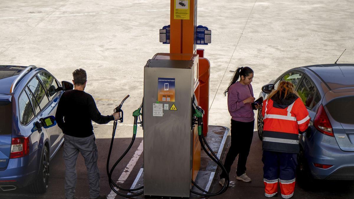 Dos personas repostan en una gasolinera en Ourense. Foto archivo