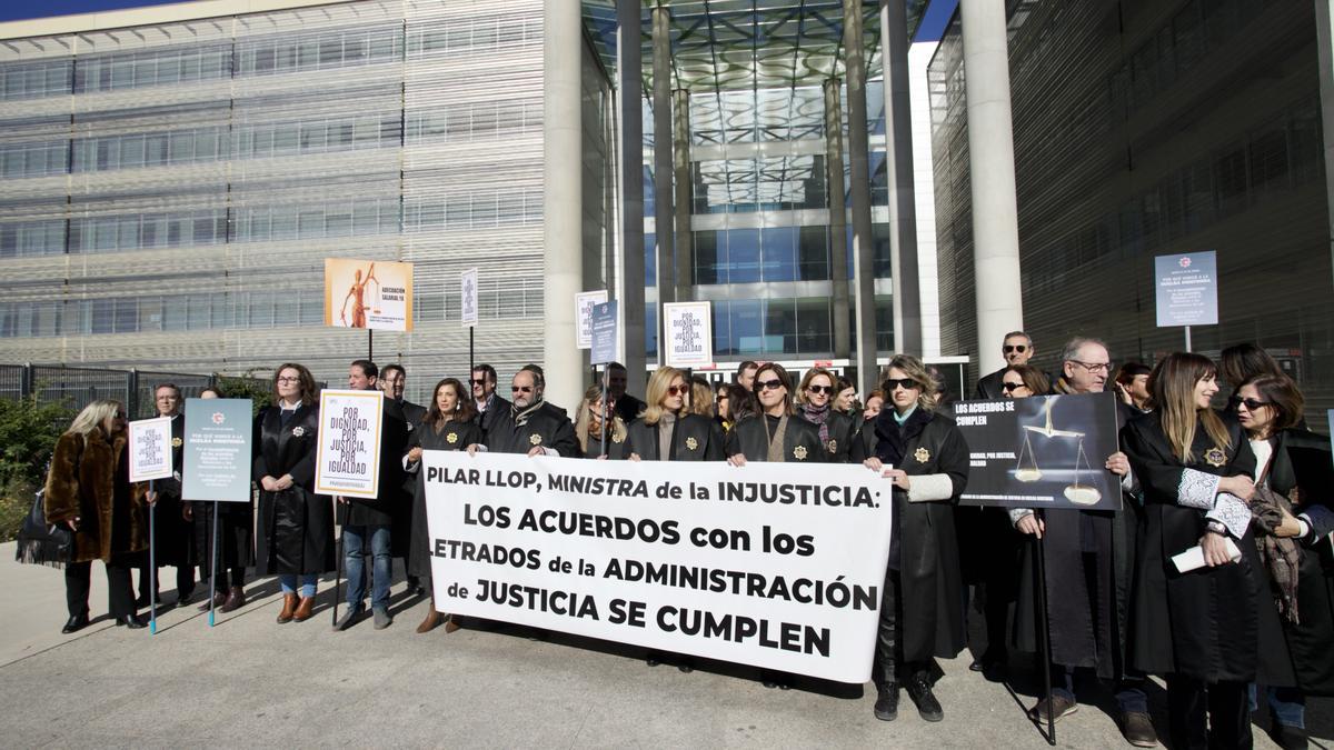 Concentración de secretarios judiciales, este martes, día 31, en el exterior de la Ciudad de la Justicia de Murcia.