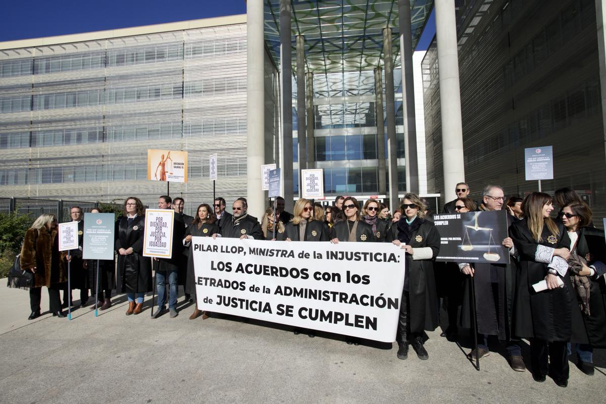 Concentración de secretarios judiciales, este martes, día 31, en el exterior de la Ciudad de la Justicia de Murcia.