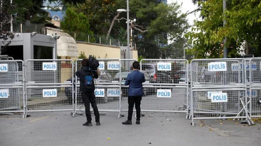 Dos periodistes, a l&#039;exterior del consolat àrab a Istanbul.