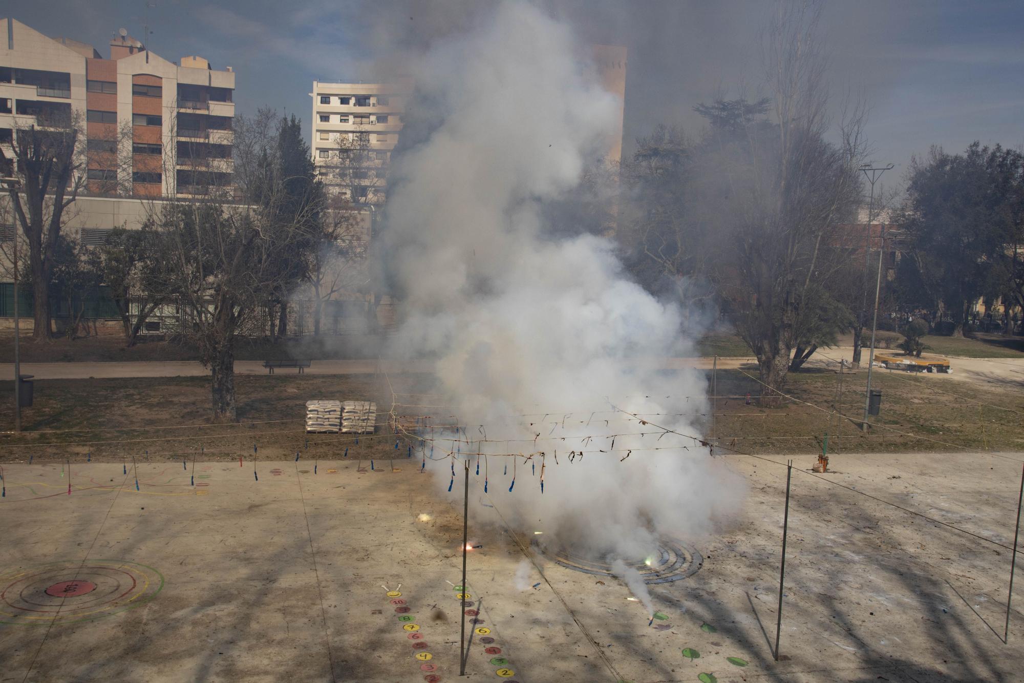 La mascletà de Caballer "retumba" en el Jardí de la Pau de Xàtiva