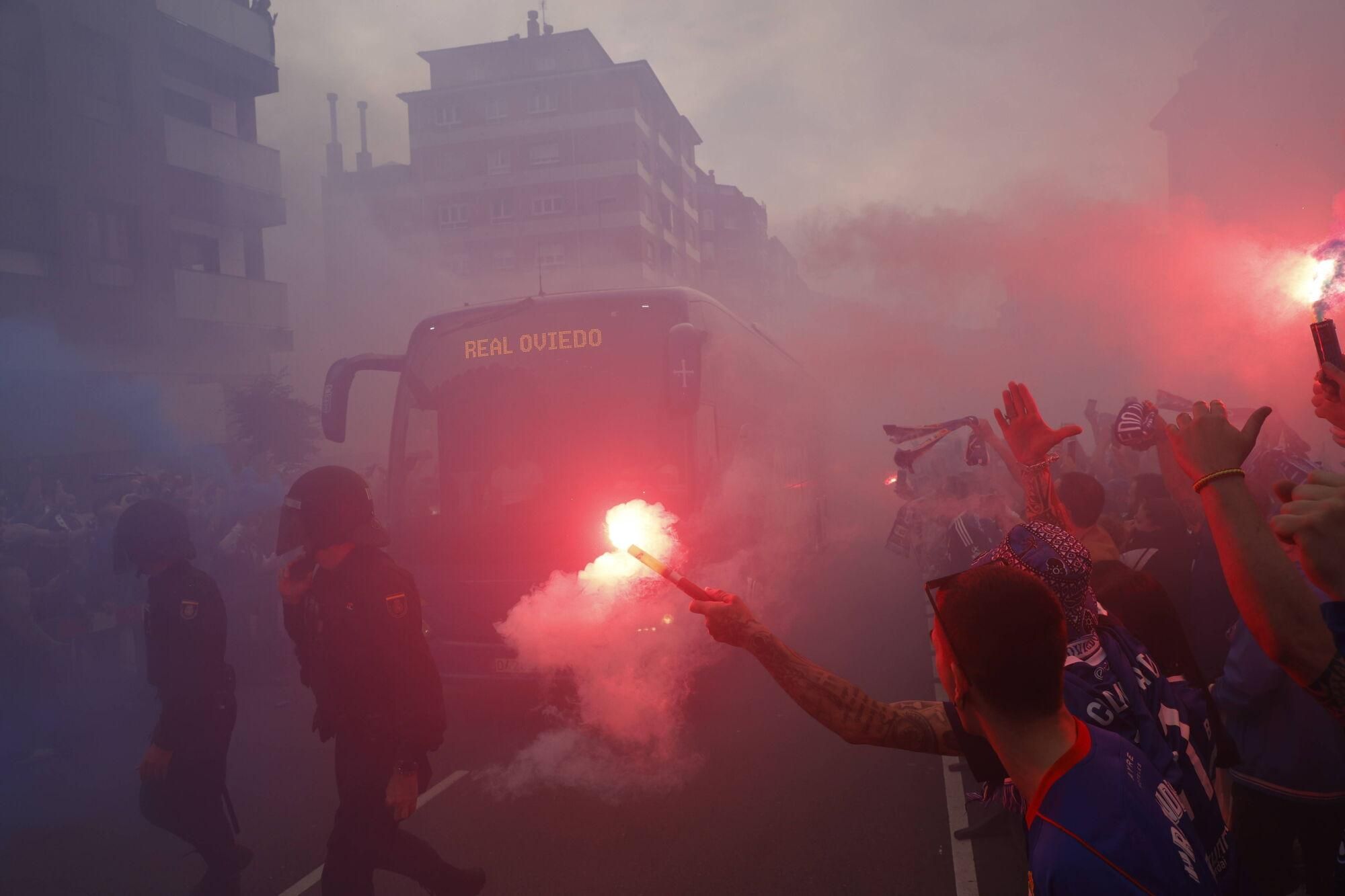 EN IMÁGENES: Espectacular recibimiento de la afición del Oviedo a su equipo antes de la vuelta por el ascenso contra el Almería