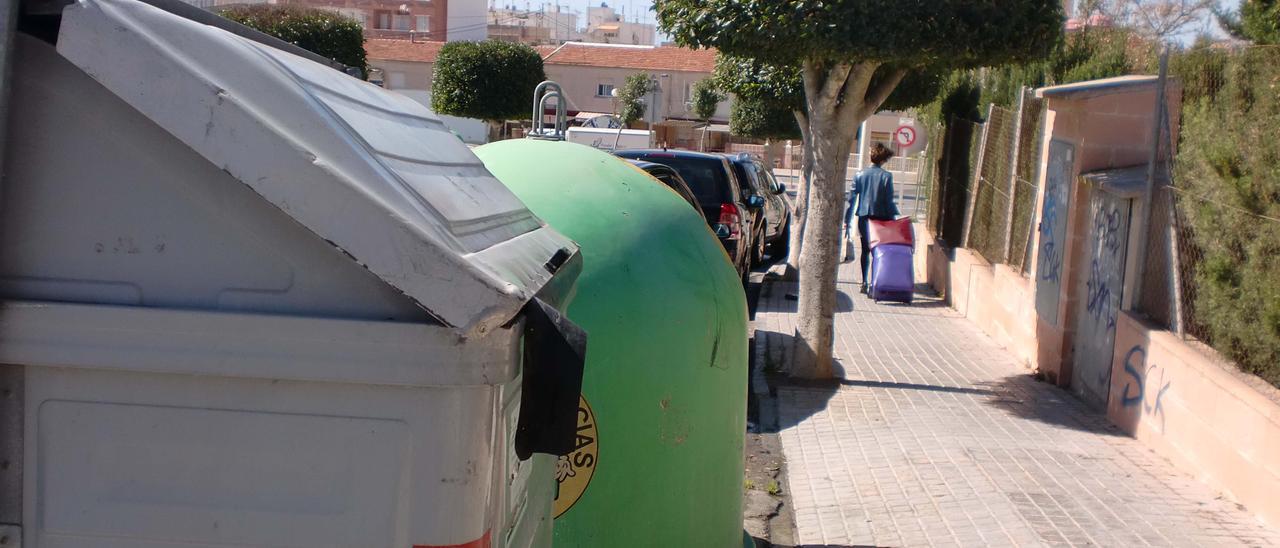 Contenedores de basura en Santa Pola, en imagen de archivo