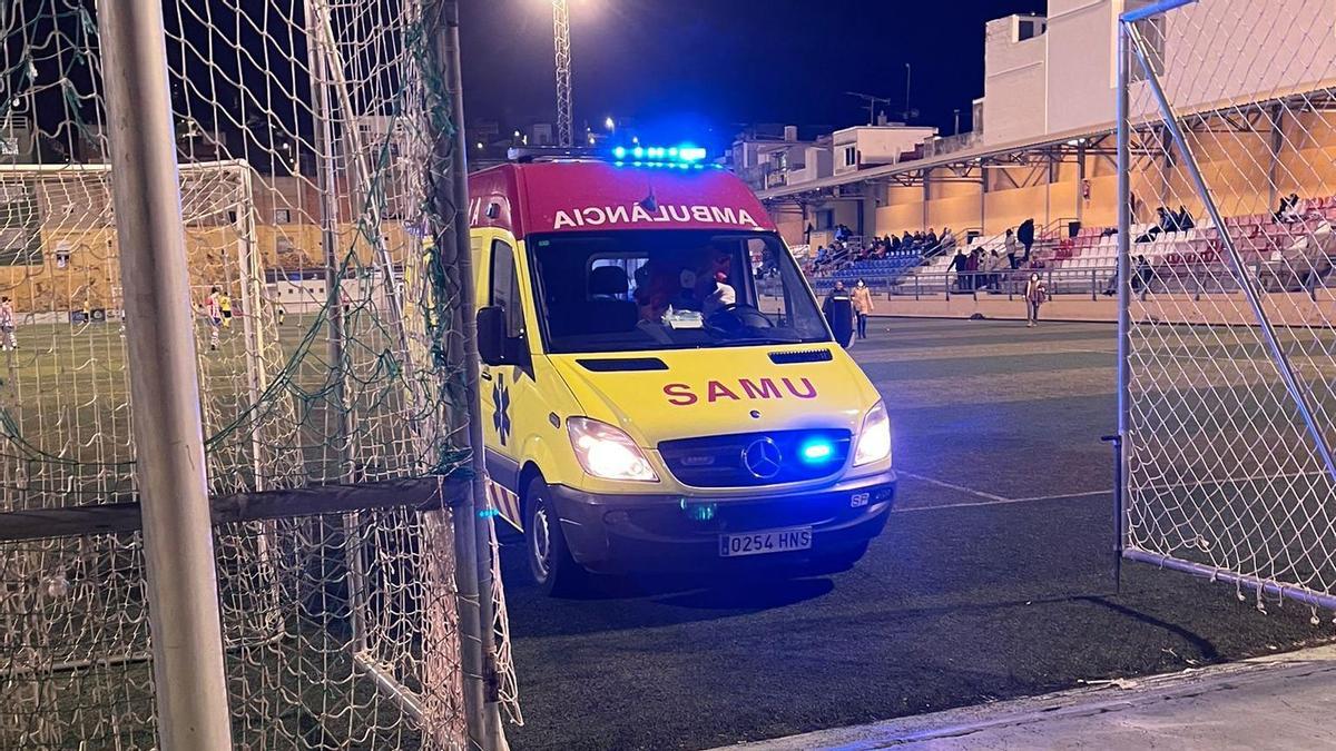 La ambulancia abandona el campo de fútbol con el jugador desplomado en su interior.