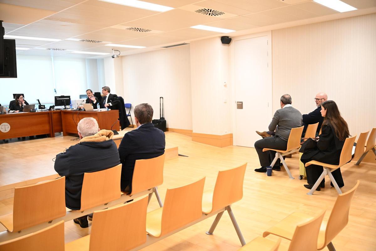 Villaverde y Anguix, sentados a la izquierda, y Sans y Garrido, a la derecha, durante la sesión de este miércoles.