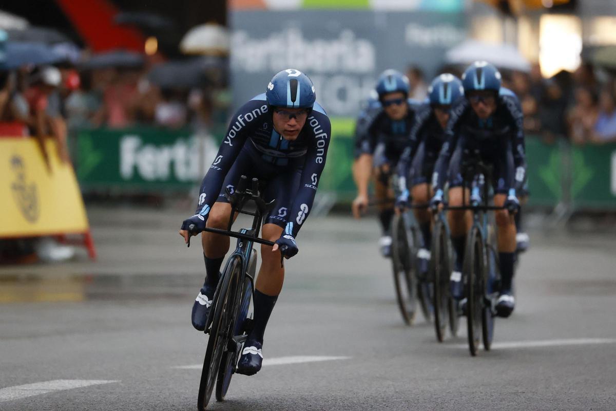 Los corredores del DSM-Firmenich durante la primera etapa de la Vuela Ciclista a España, una contrarreloj por equipos que se disputa este sábado en Barcelona. El DSM-Firmenich se ha impuesto vencedor de la primera etapa. EFE/Toni Albir