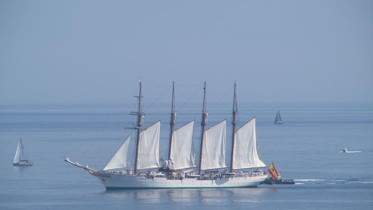 El buque 'Juan Sebastian Elcano' en la bahía coruñesa
