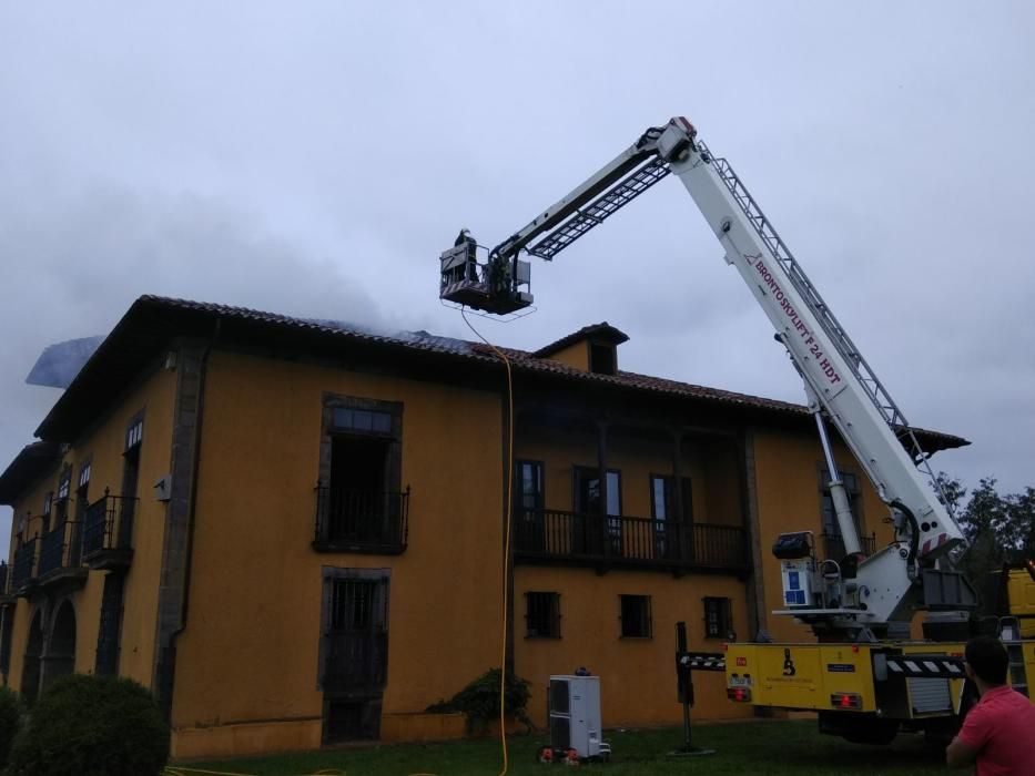 Incendio en el palacio de Cavanilles, del siglo XVI, en Lieres