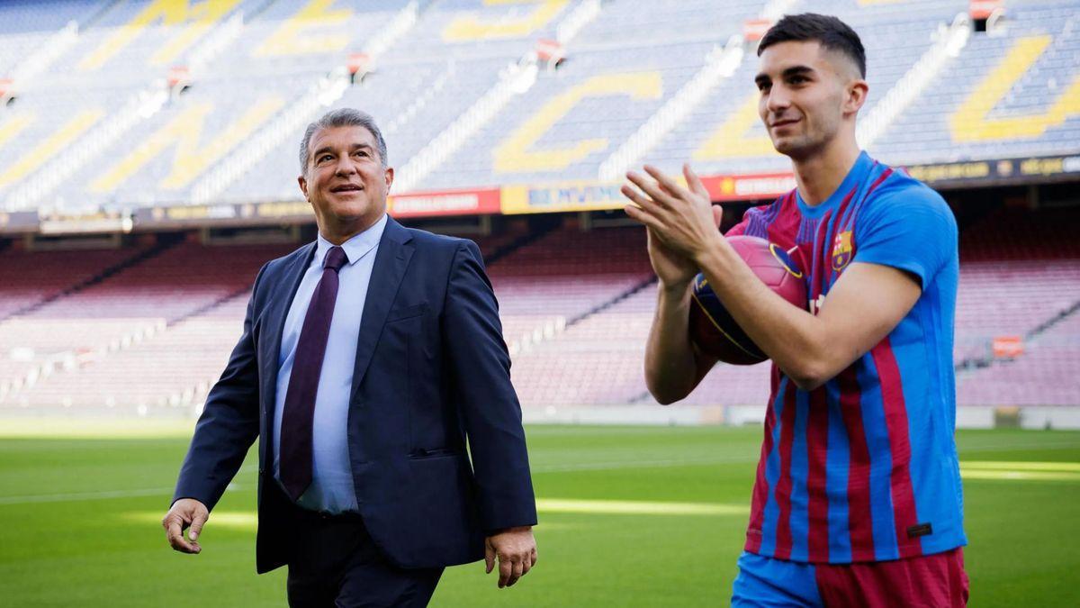 Joan Laporta durant la presentació de Ferran Torres