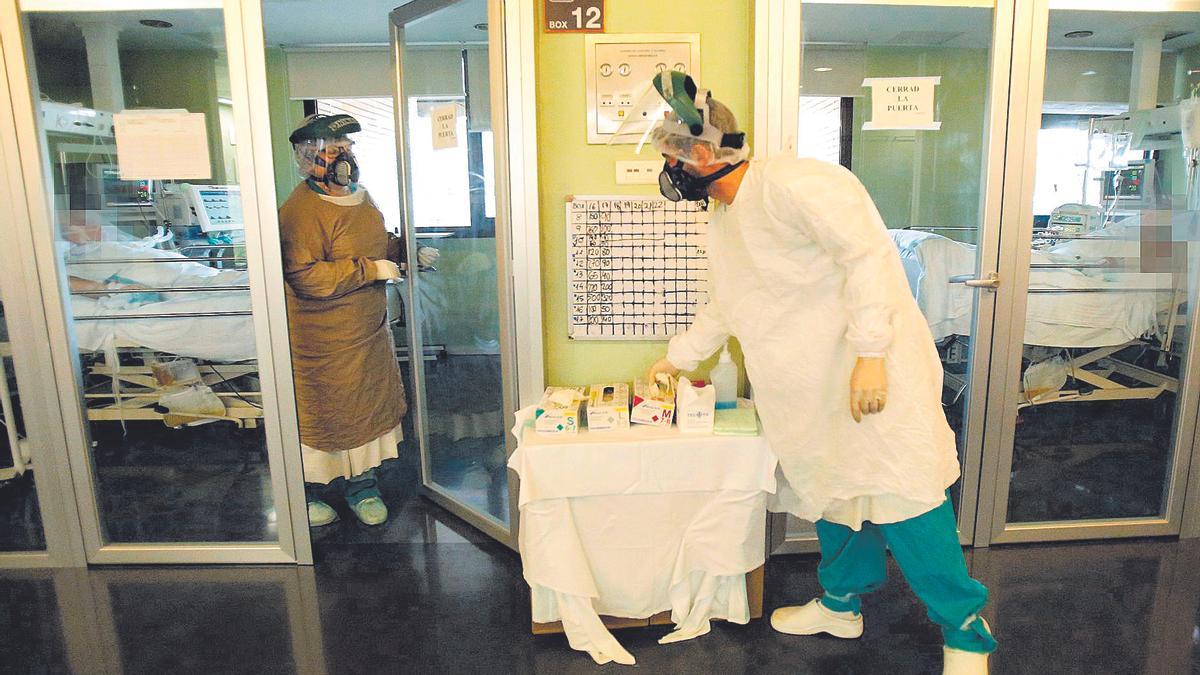 Dos sanitarios a las puertas de los boxes de la uci del Clínico, donde permanecen ingresados dos pacientes covid