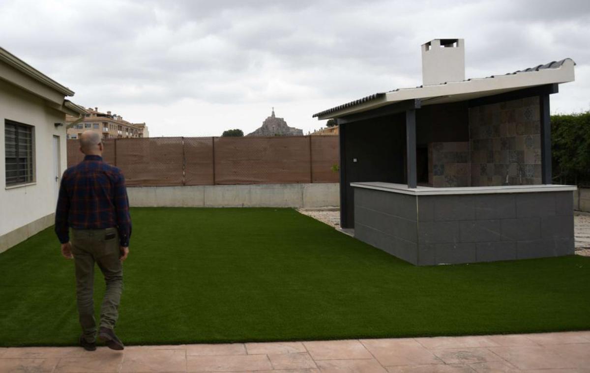 Una barbacoa en la terraza de la vivienda.