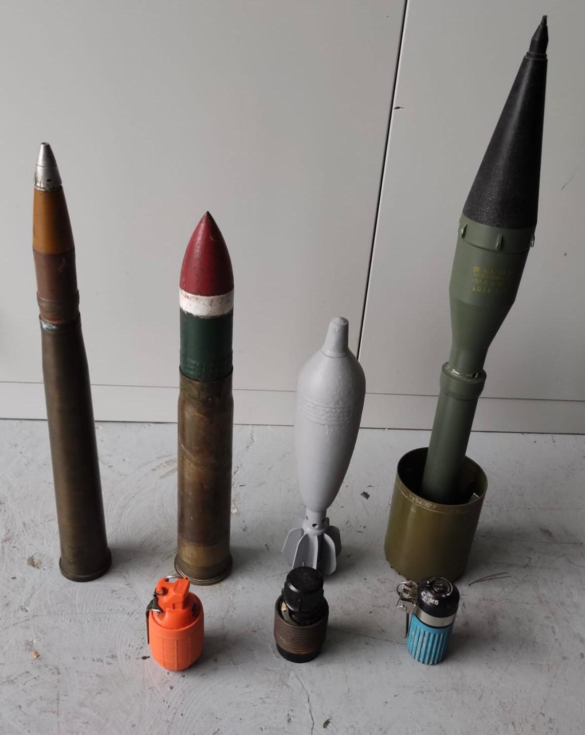 Proyectiles de uso militar puestos a la venta en un mercadillo de Campos.