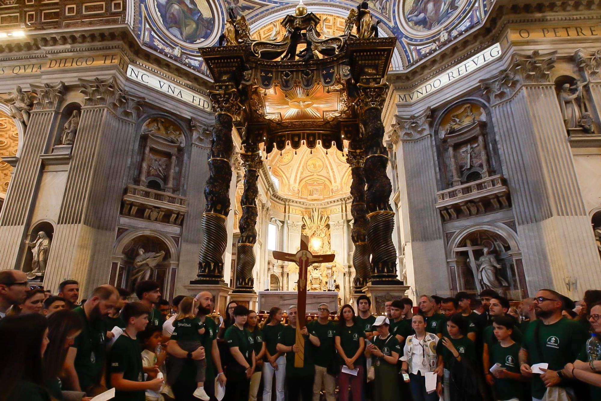 Peregrinación hombres de trono de la Esperanza