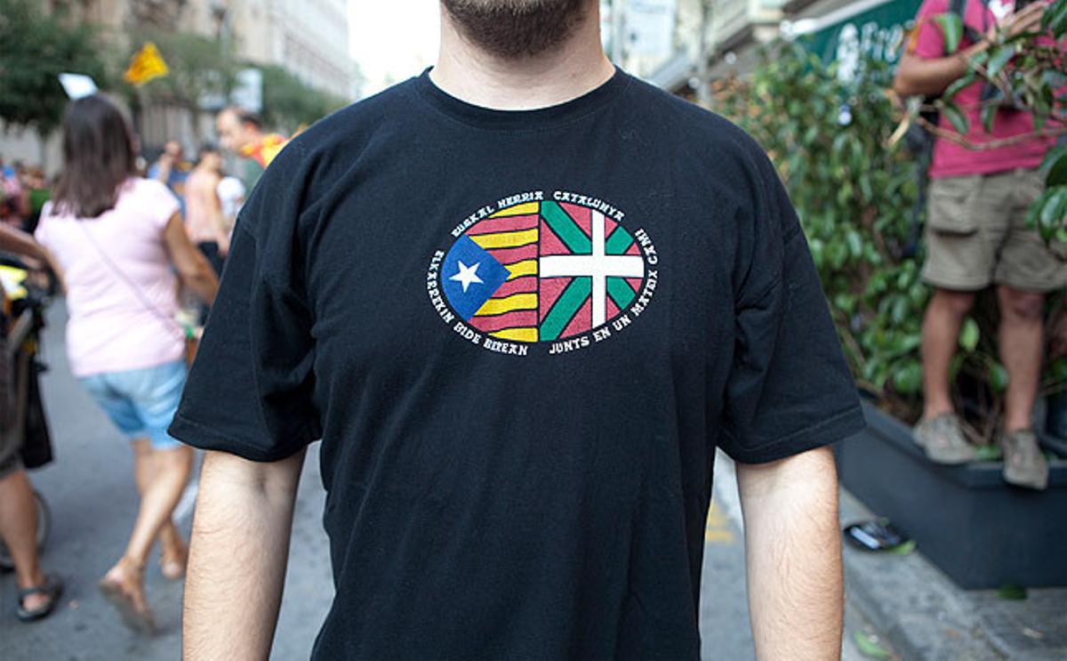 Los manifestantes han acudido a la manifestación con camisetas de todo tipo con mensajes a favor de la independencia