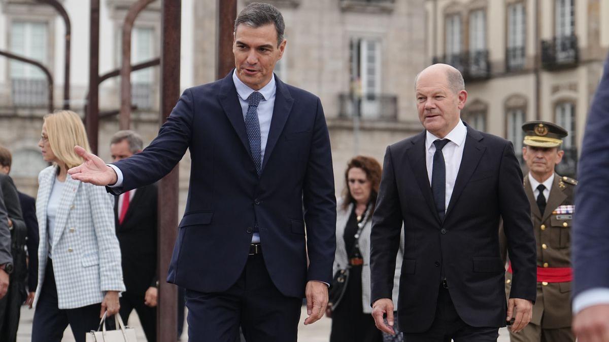 El presidente del Gobierno, Pedro Sánchez, y el canciller alemán, Olaf Scholz, en el paseo que han dado este miércoles por A Coruña, antes del inicio de la cumbre.