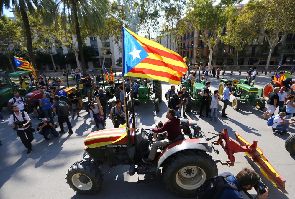 Tractors amb banderes independentistes al centre de Barcelona