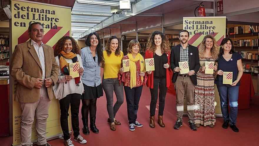 Autoridades, organizadores y libreros, ayer, en la carpa del Parc de ses Estacions.