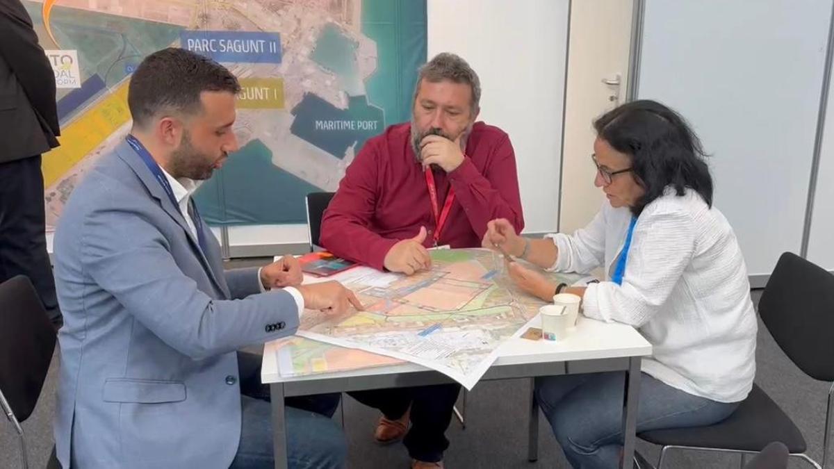 El alcalde y la representante de Parc Sagunt II, en una reunión.