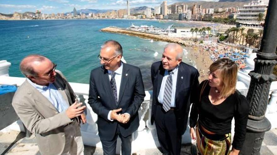 El alcalde de Miami, en el Castillo, con el presidente de Hosbec, Navarro y Amor