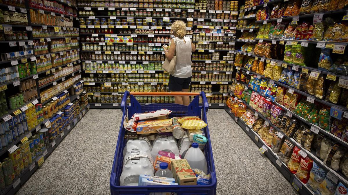 Una señora compra en un supermercado de Barcelona.