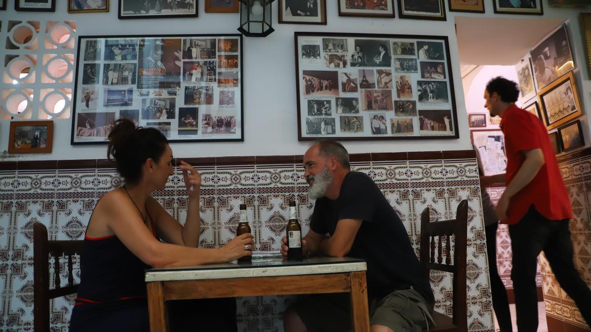 Clientes toman unas consumiciones en la taberna de la Fuenseca.