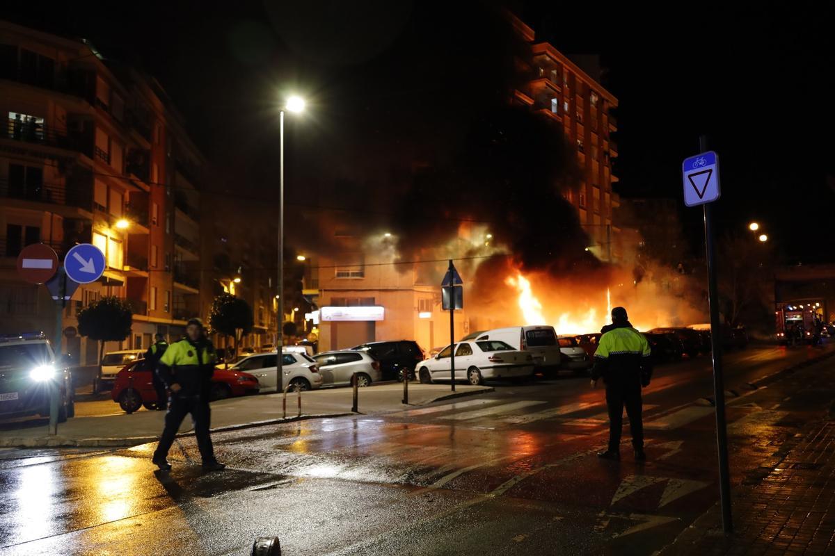 Un incendio en un aparcamiento provoca daños en una docena de coches en Alcoy