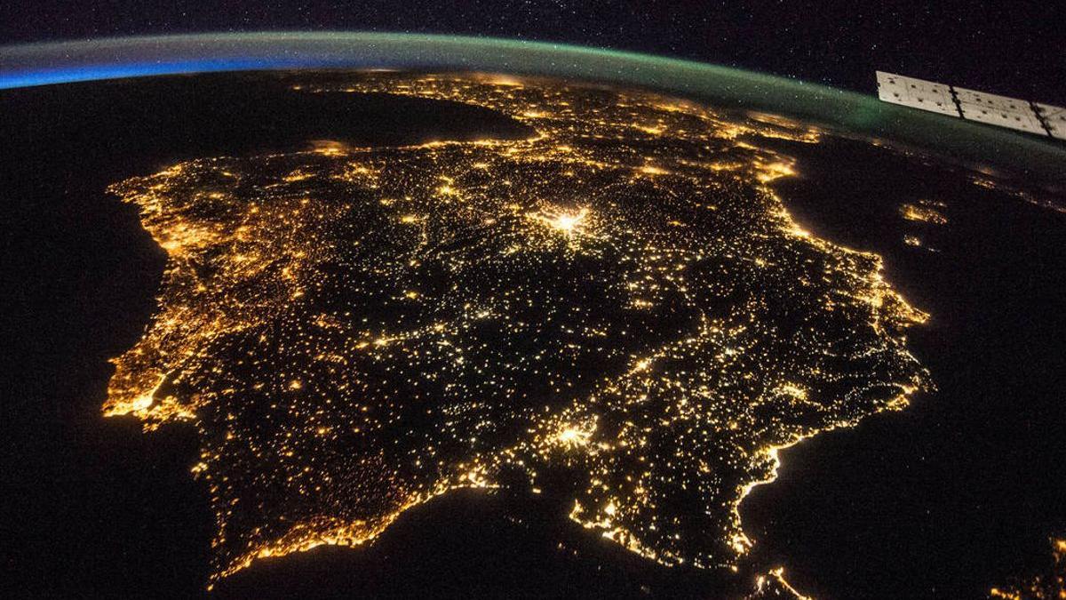 Imagen de la Península Ibérica de noche tomada desde el espacio.